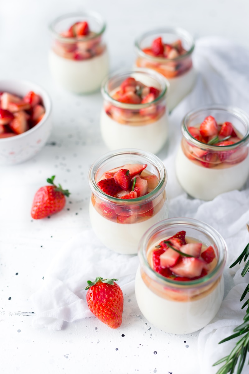 Deser pavlova z owocami